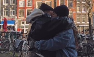 אמילי דמארי ודניאל עמית מתנשקות (צילום: instagram)