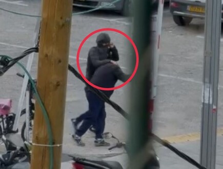 "הוא פשוט התנפל עליה והפיל אותה על הכביש"