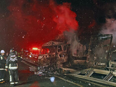 הרוגים ופצועים: 67 כלי רכב התנגשו - ועלו בלהבות