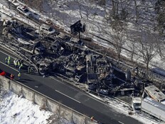 בגלל השלג: עשרות מכוניות התנגשו, ועלו באש