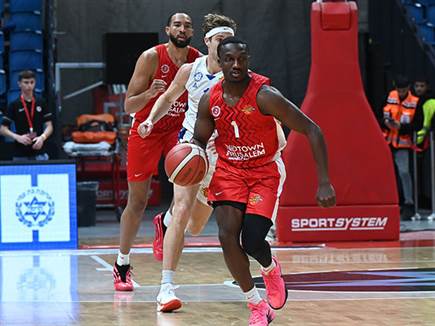 הוליך את קלעי המארחת. הארפר (ברני ארדוב)