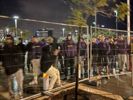 עשרות אוהדים נותרו מחוץ לאולם