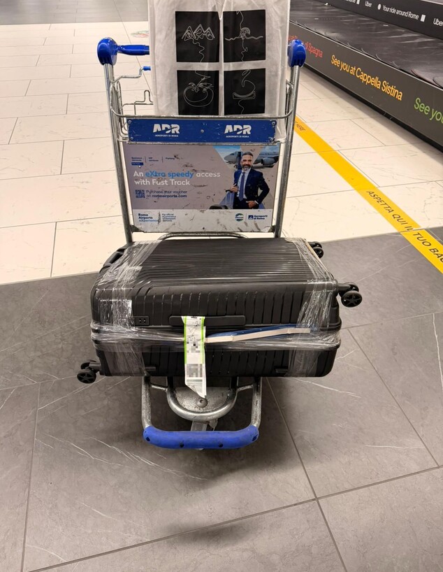 קיבלו מזוודה מודבקת