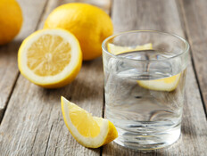 מים עם לימון (צילום: 123rf)