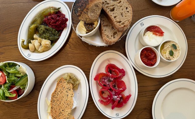 פתיחת שולחן של בוקר בקפה רמב"ן