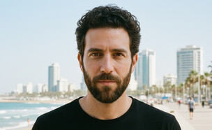 גבר עומד על חוף הים ומסתכל למצלמה (AI: mako)