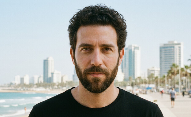 גבר עומד על חוף הים ומסתכל למצלמה (AI: mako)