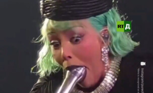 דוג'ה קאט בולעת את המיקרופון