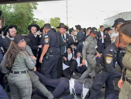 מפגינים חרדים חוסמים את כביש 4, עומס כבד במקום