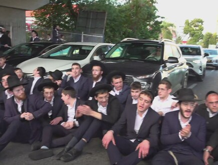 עומס כבד בגוש דן: מפגינים חרדים חוסמים את כביש 4