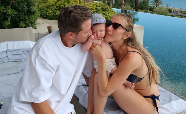 אן זיוי חושפת את התינוק שלה אן זיוי חושפת את התינוק שלה