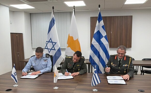 נחתמה תוכנית העבודה המשולשת לשיתופי פעולה צבאיים של יוון, קפריסין 