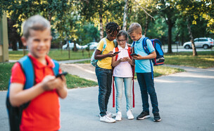 ילדים עם טלפון  (צילום: shutterstock)