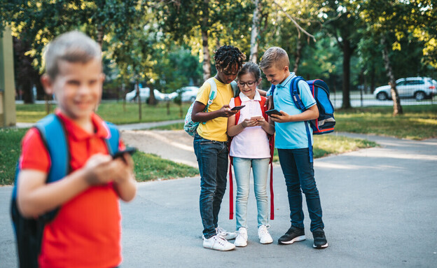 ילדים עם טלפון 