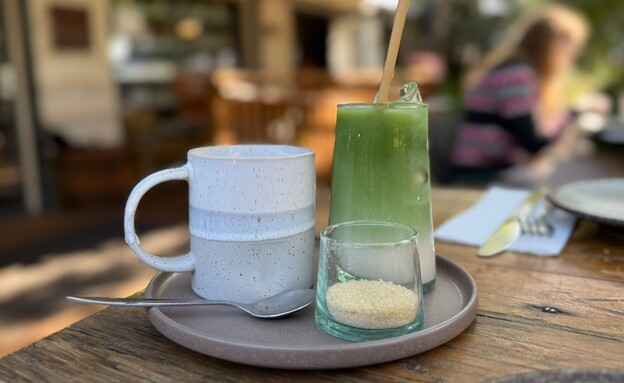 משקאות טעימים בכלים יפים. סלואו דיינינג