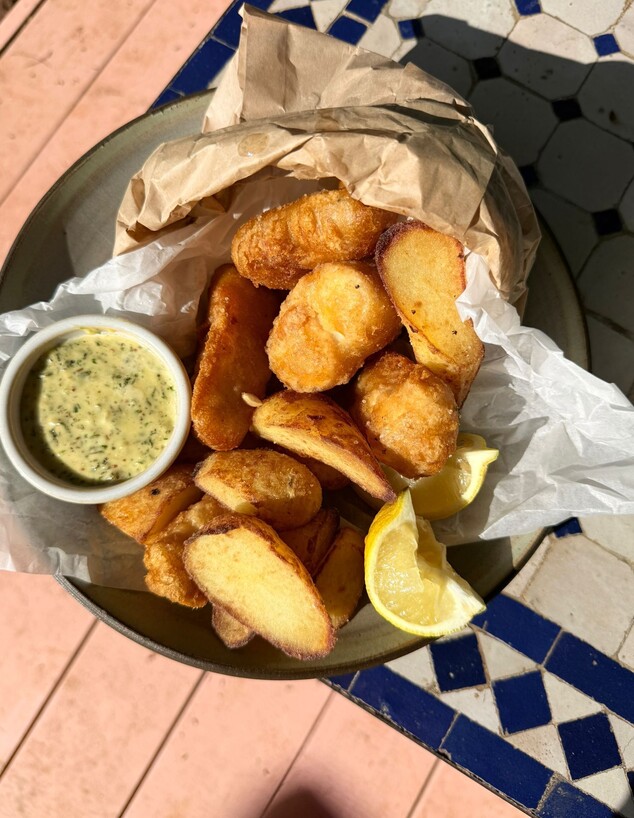 מנת פיש אנד צ'יפס מפוארת לצהריים בסלואו דיינינג