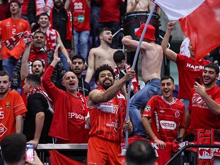 הקהל האדום חגג עם השחקנים (ברני ארדוב)