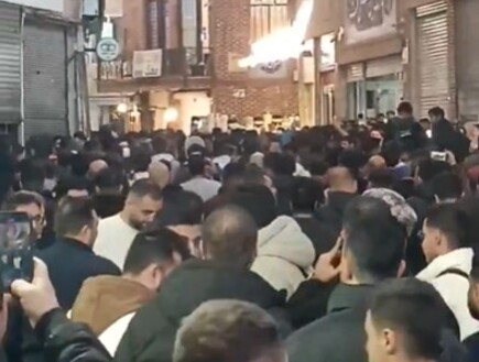 המחאה באיראן מתרחבת, המונים ברחובות: "מוות לדיקטטור"