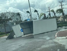 עצים קרסו, כבישים נחסמו: ההצפות והנזקים מהרוחות החזקות