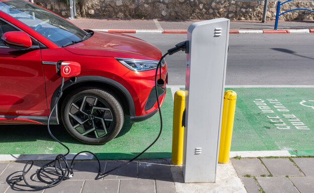 עמדת הטענה עבור מכונית חשמלית עמדת הטענה עבור מכונית חשמלית