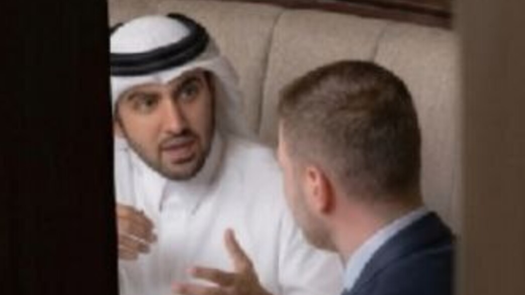 תמונת AI - יאיר נתניהו נפגש עם בכיר קטארי