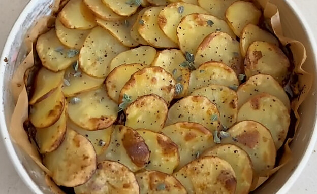 צלי בשר ופרוסות תפוחי אדמה. הקומות עושות את ההבדל