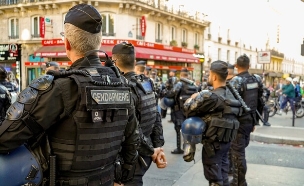 שוטרים פריז  (צילום: EricBery, shutterstock)