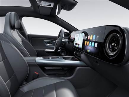 רמות הגימור זהות לחשמלית, אבל המחיר יקר יותר (צילום: ספורט 5)