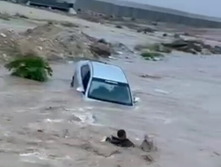 מאמצי חיפוש נרחבים אחר אדם שנסחף בשיטפון באזור מיתר