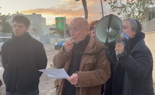 קבוצת יוצרים יצאו להפגין הבוקר מול ביתו של מיקי זו (צילום: מאבק היוצרים)