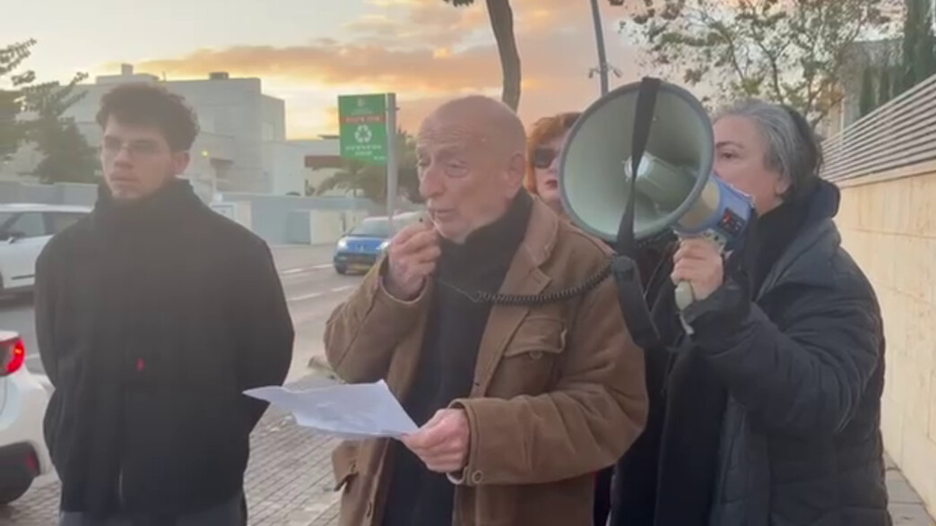 קבוצת יוצרים יצאו להפגין הבוקר מול ביתו של מיקי זו