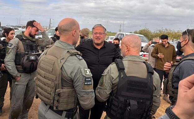 השר לביטחון לאומי איתמר בן גביר בכניסה לתראבין