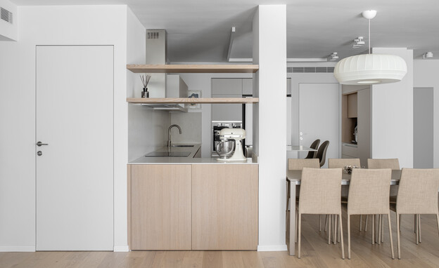 דלתות  מייצרים תחושת גובה בבית_סטודיו הרמן_תמיר רוגובסקי