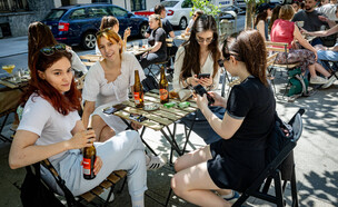 צעירות רומניות במסעדה בבוקרשט (צילום: נתי שוחט, פלאש 90)