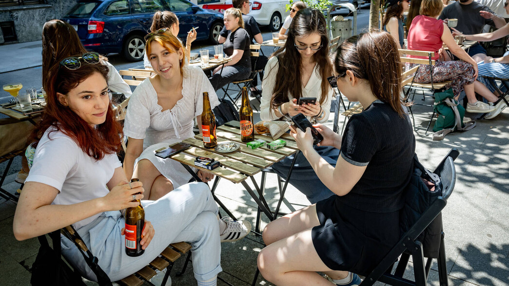 צעירות רומניות במסעדה בבוקרשט צעירות רומניות במסעדה בבוקרשט