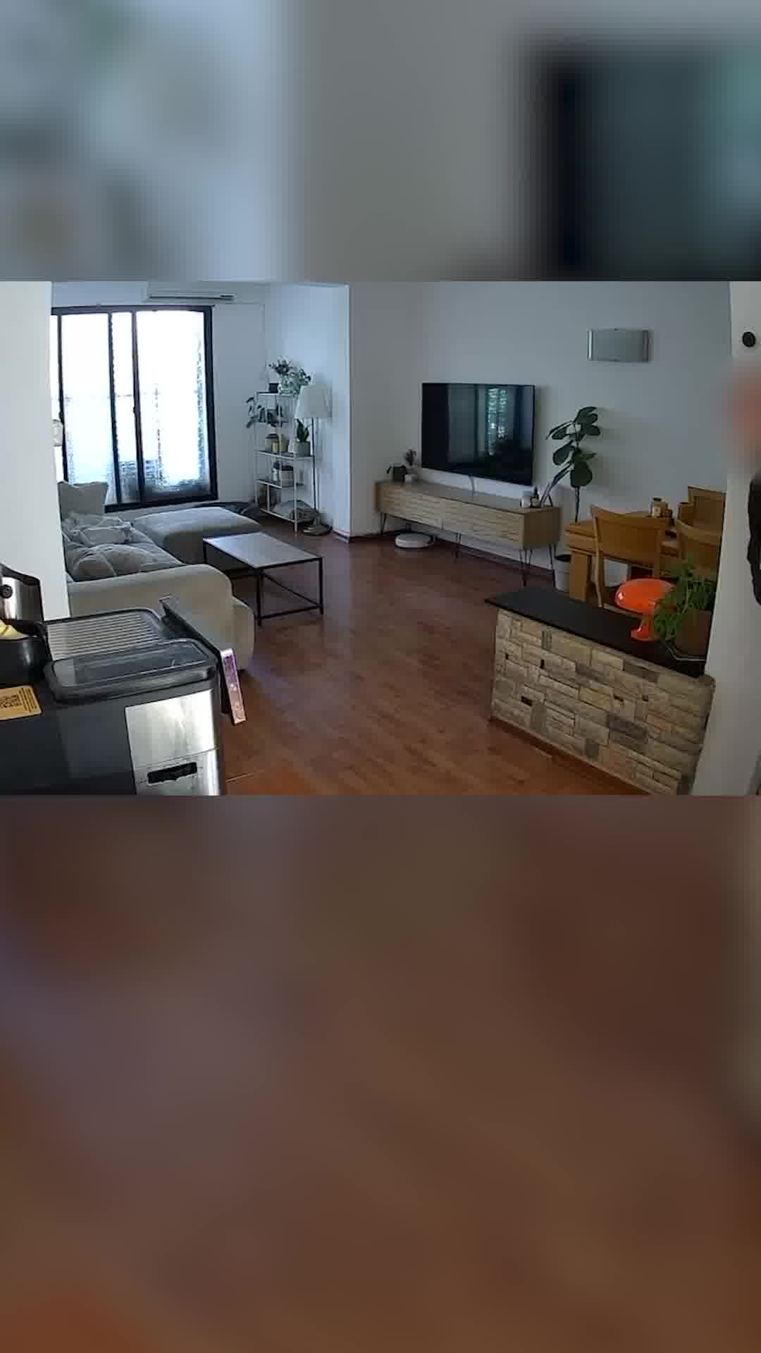 בעזרת מפתח שהוחבא בארון חשמל: שודד פרץ לדירה במרכז תל אביב ותועד במצלמות האבטחה