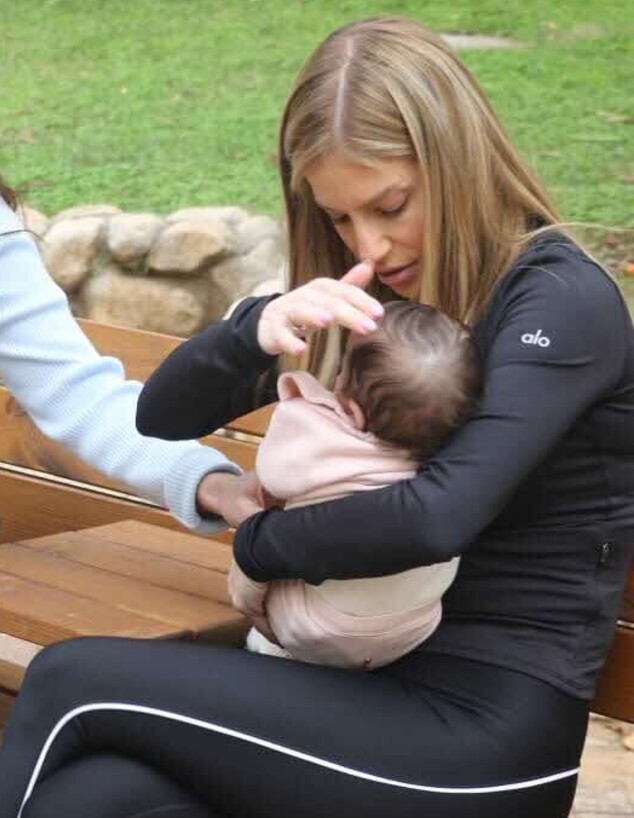 יולן כהן ובתה אמיליה פפרצאי יולן כהן ובתה אמיליה פפרצאי