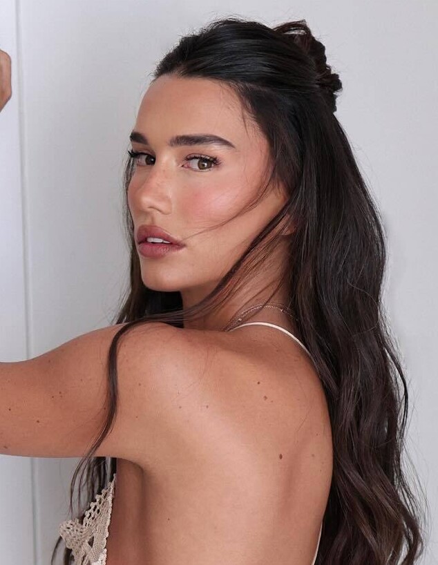 אדל בשמלת קרושה