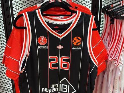 הגופיות השחורות של הפועל ת&ldquo;א (צילום: ספורט 5)