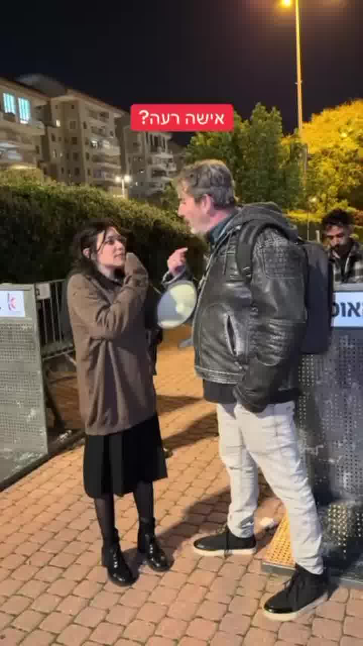 ״את אישה רעה״: התסריטאי והשחקן עמית ליאור התעמת עם הדר מוכתר בהפגנה בת״א