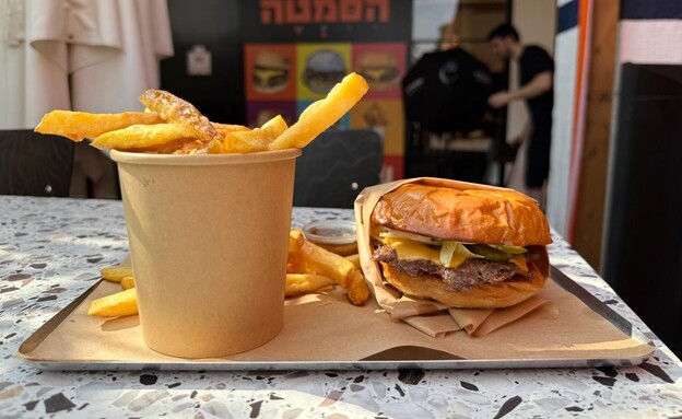 הסמטה by Chef Panda. סמאשבורגר וצ'יפס ב-50 שקלים  (צילום: לין לוי, mako אוכל)