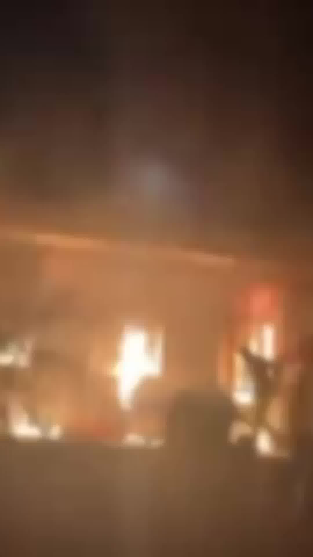 המפגינים בעיר המדאן במערב איראן השתלטו על מפקדת הבסיג׳ והעלו אותה באש