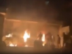 המפקדה עלתה בלהבות, דיווחים על הרוג ראשון למשטר במהומות