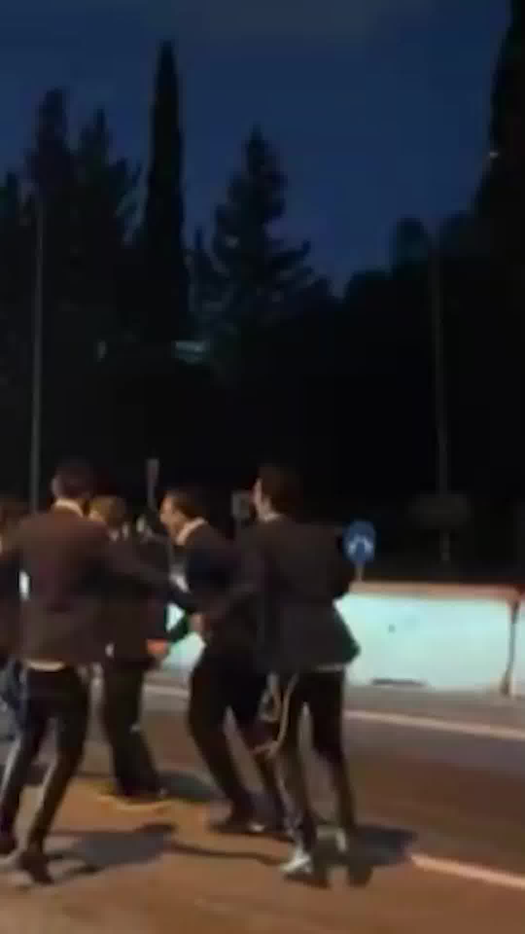 קבוצת מפגינים חרדים חוסמים את כביש 4 סמוך ליער האילנות במחאה על מעצר עריק חרדי