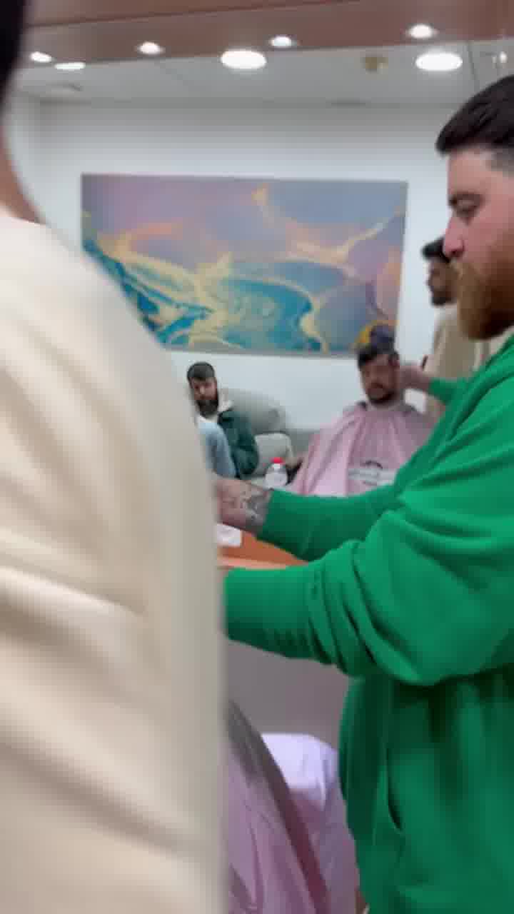 רגע לפני שעולה לבמה באקספו, ספר הוקפץ לסדר את מתן פרץ