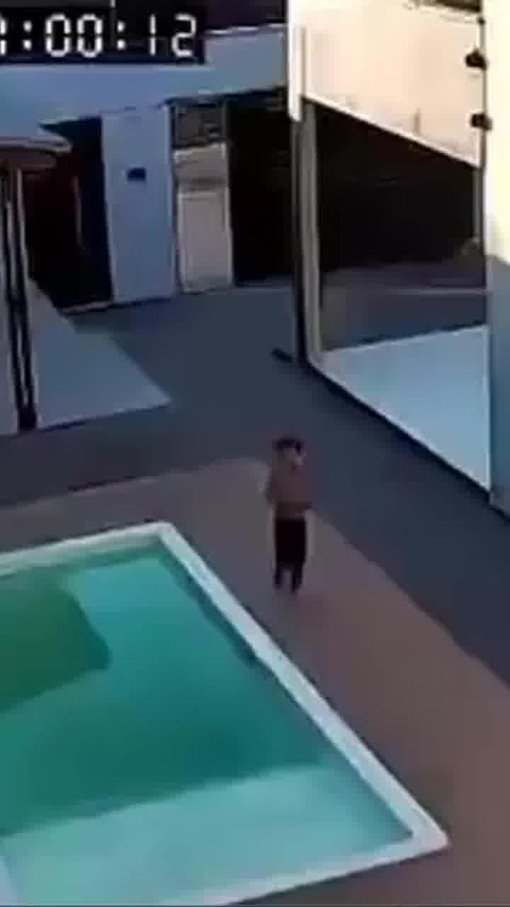 אסון שנמנע: שני אחים בברזיל נכנסו לטבילה בבריכה והחלו לטבוע, האבא הציל אותם ברגע האחרון