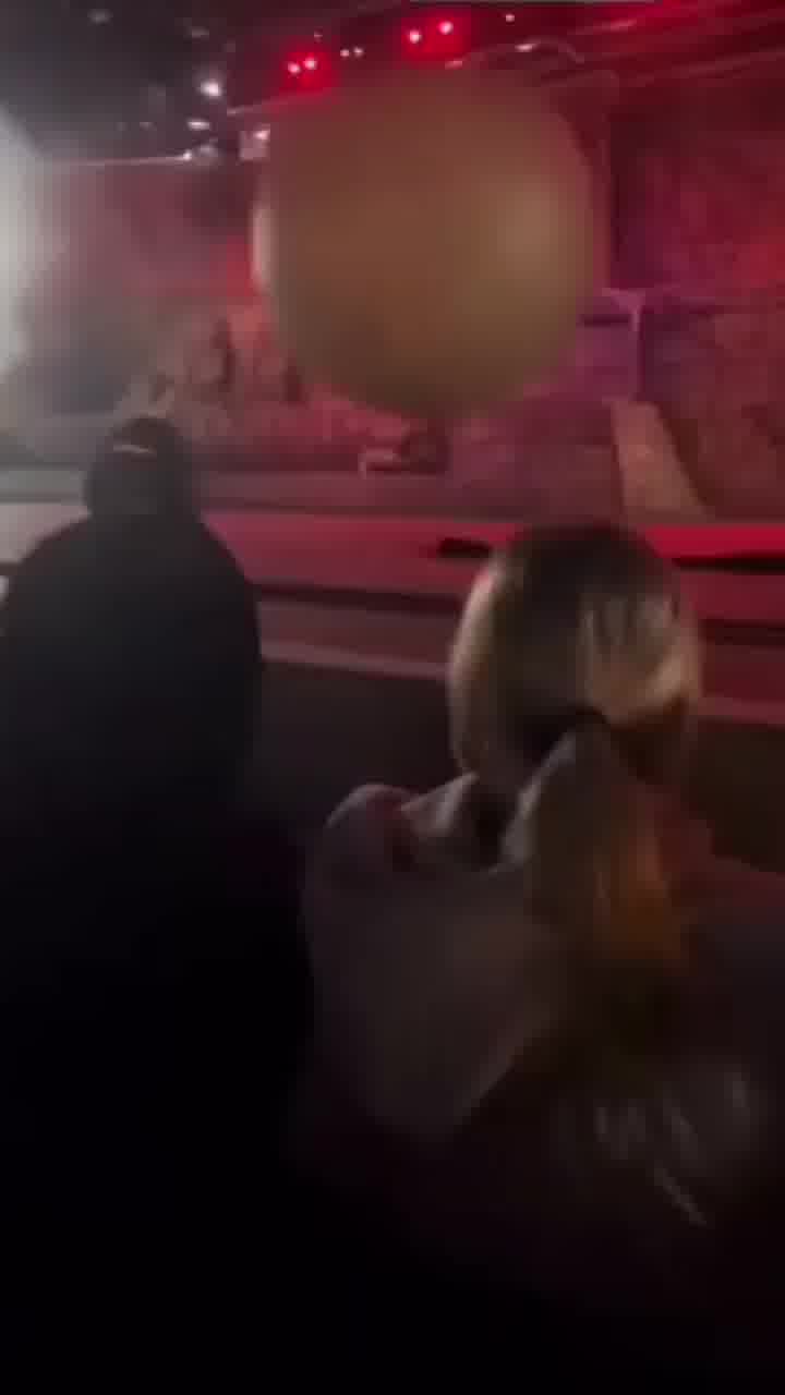 במהלך מופע בדיסניוורלד: עובד נפצע לאחר שנפגע מתפאורה במשקל של למעלה מ:100 קילוגרם