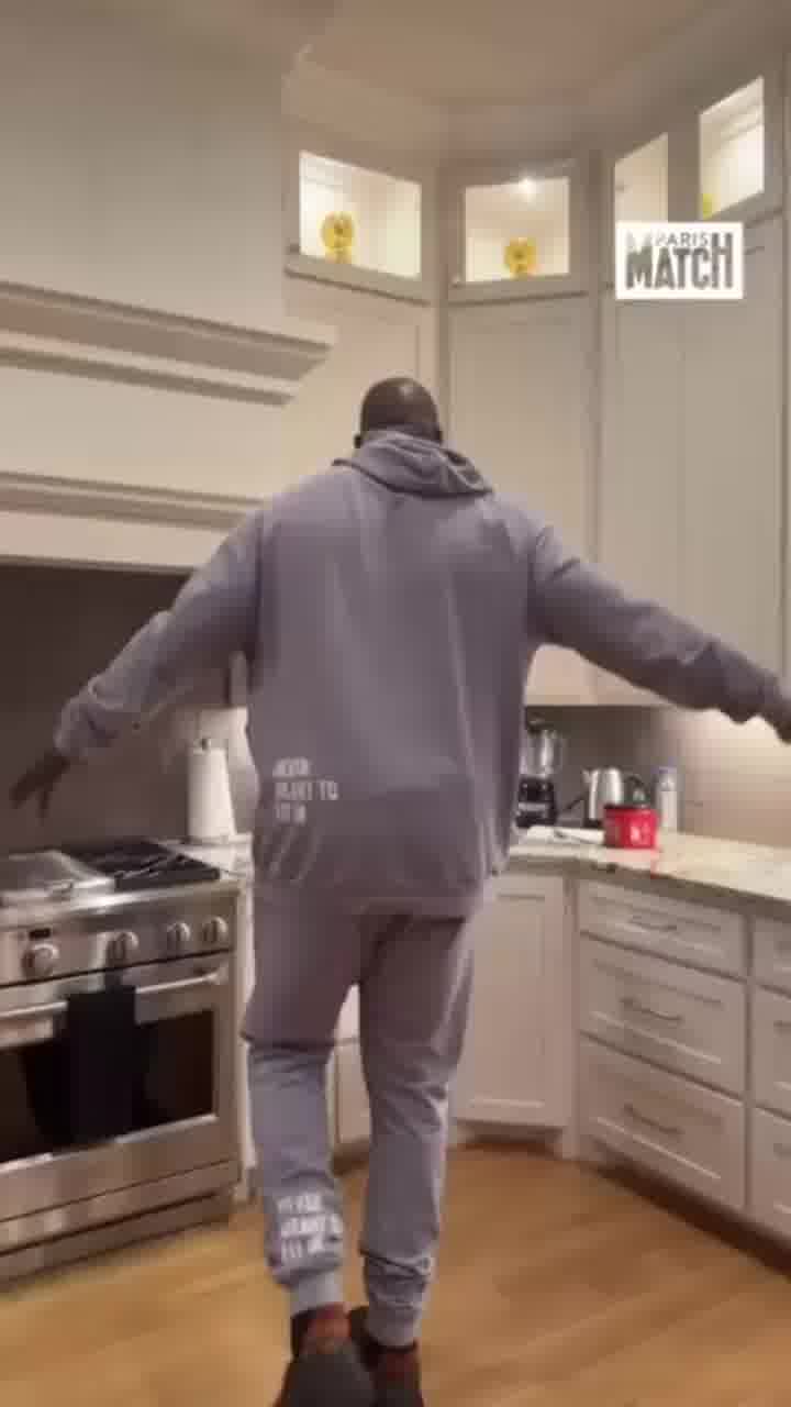 שאקיל אוניל מקבל את 2026 בריקוד