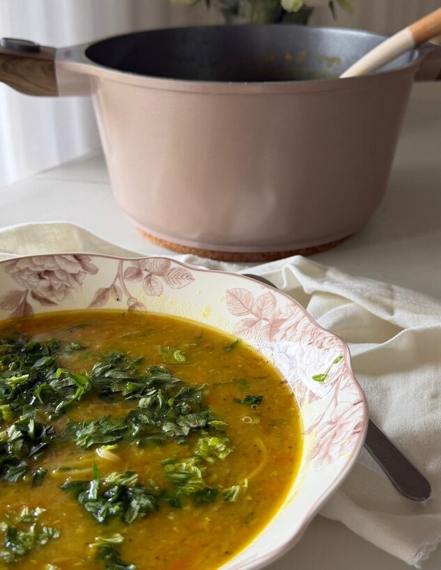 סיר כזה על הכיריים והסתדרתם. מרק עדשים של חנושה