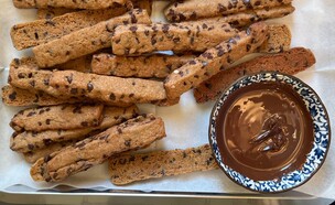 מקלות עוגיות שוקולד צ'יפס (צילום: עדי קלינגהופר, mako אוכל)